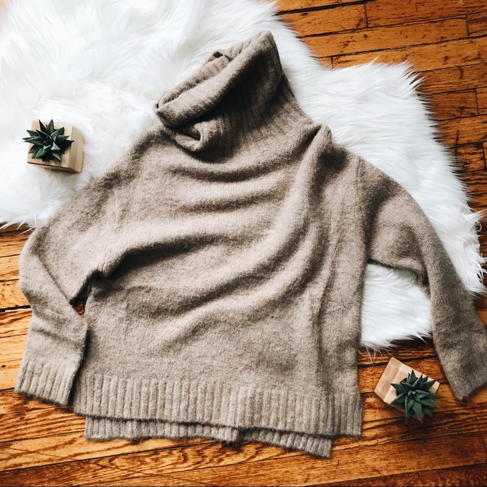 Vici Tan Henry Sweater Size M